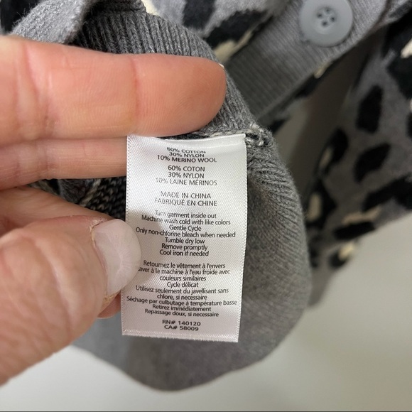 Stella & Dot Leopard Print Sweater Gray Black Size Large Side Buttons - Picture 7 of 8